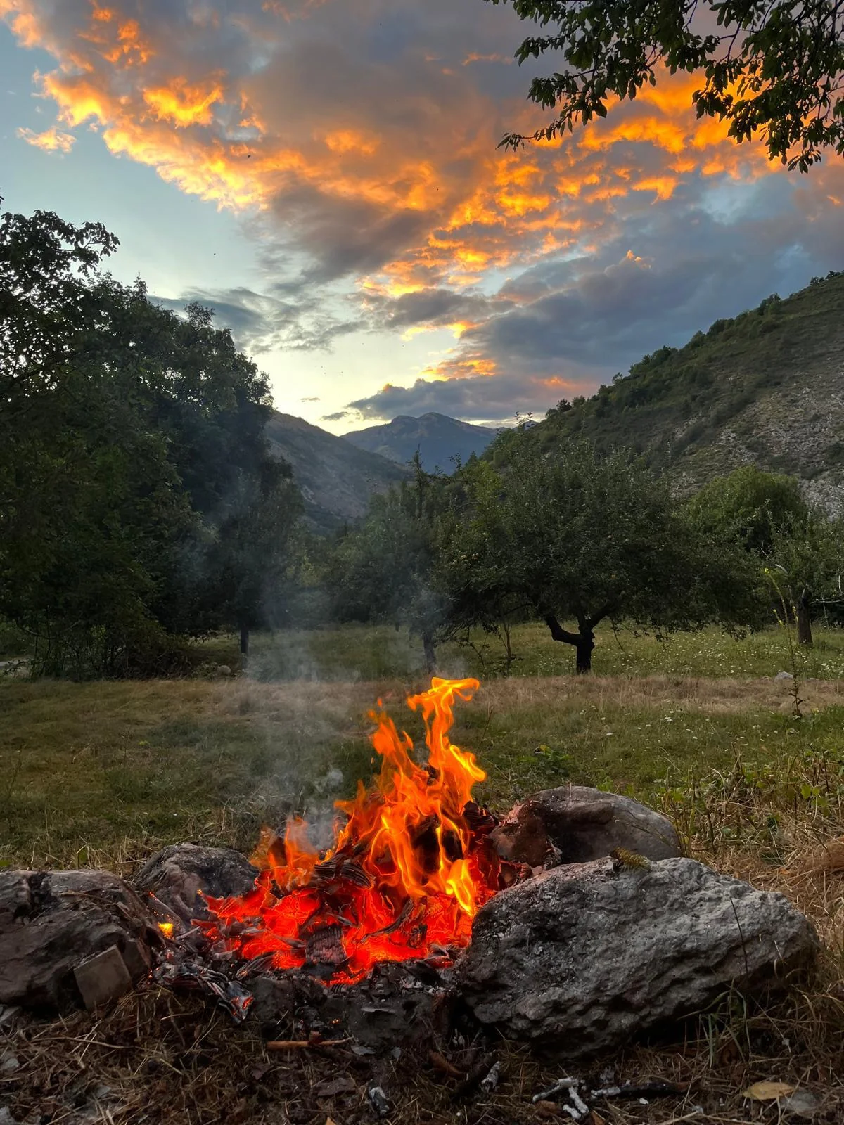 Feu au coucher du soleil